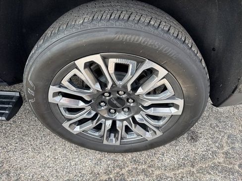 Used 2024 GMC Yukon Denali Ultimate image 11