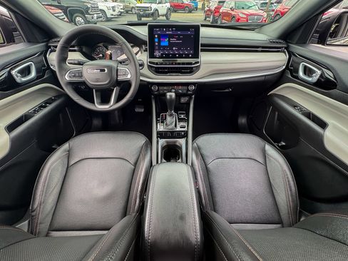 Used 2023 Jeep Compass Limited AWD/4WD image 2