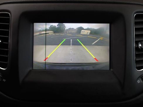 Used 2019 Jeep Compass Latitude FWD image 38
