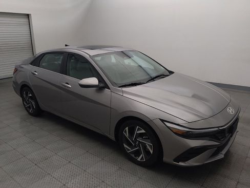 Used 2025 Hyundai Elantra Limited FWD image 11
