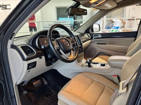 Used 2014 Jeep Grand Cherokee Laredo w/ 18" Wheel & 8.4" Radio Group AWD/4WD image 20