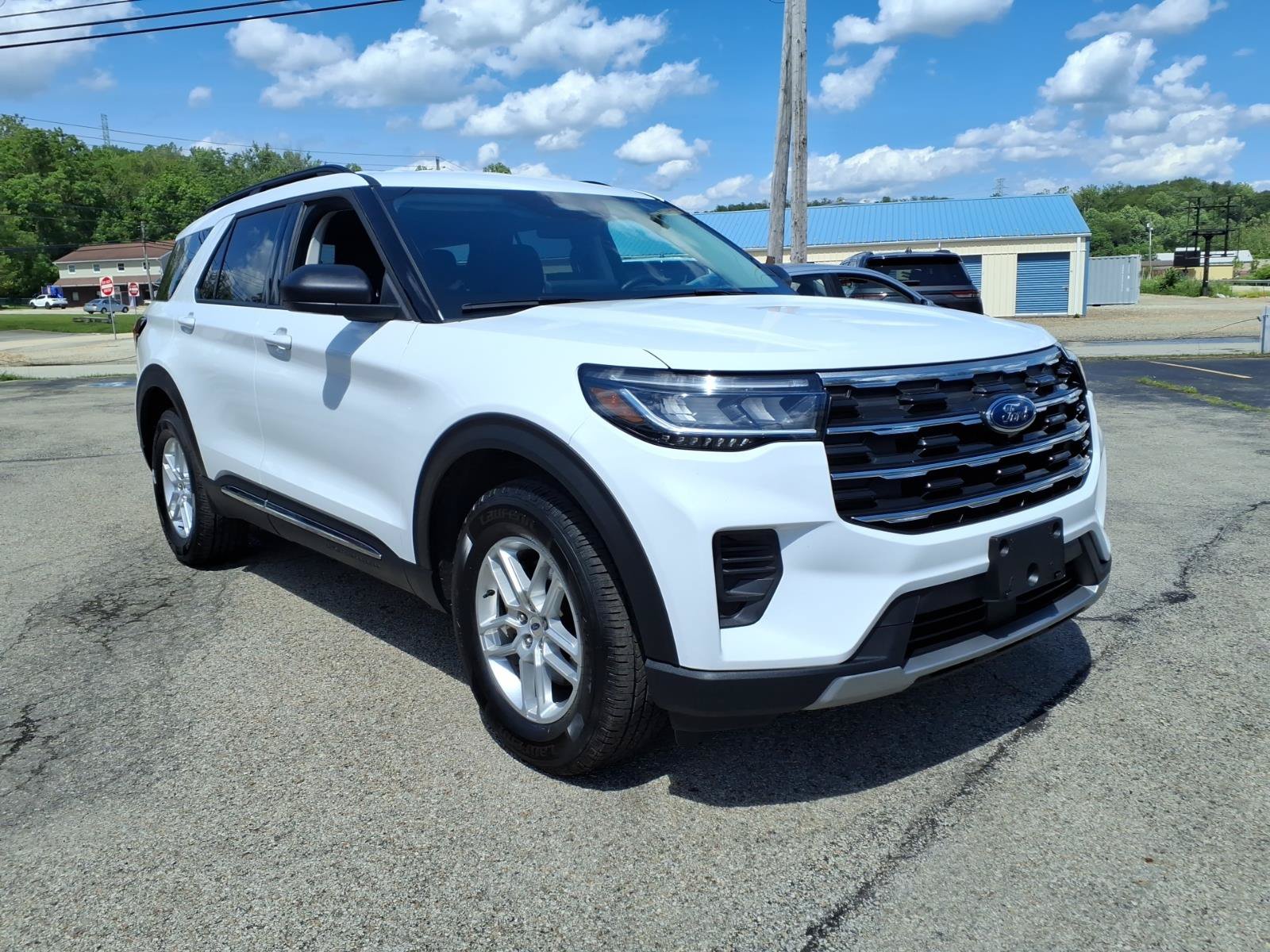 Used 2025 Ford Explorer Active AWD/4WD image 1