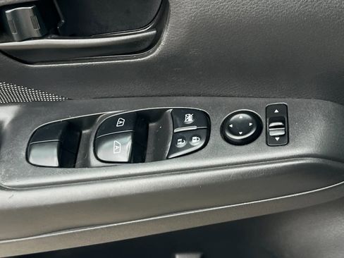 Used 2018 Nissan Kicks S image 13