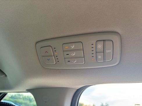 Used 2024 Kia Carnival LX image 25