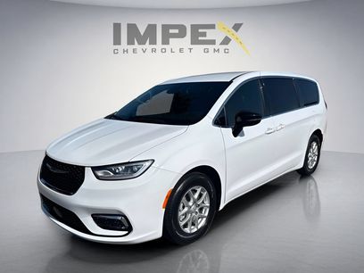 Used 2025 Chrysler Pacifica Select