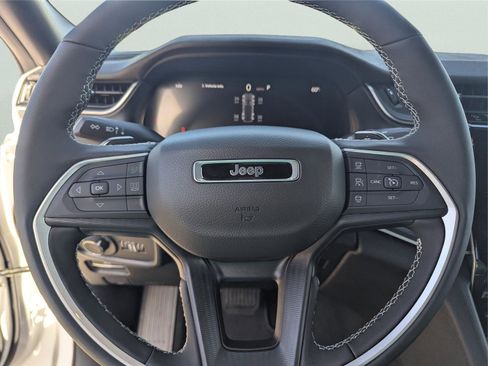New 2025 Jeep Grand Cherokee Altitude image 33