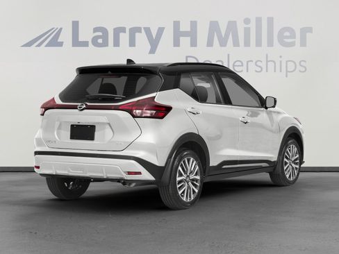 Used 2021 Nissan Kicks SR image 2