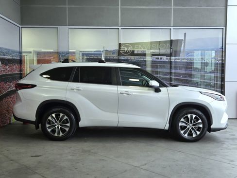 Certified 2024 Toyota Highlander XLE image 4