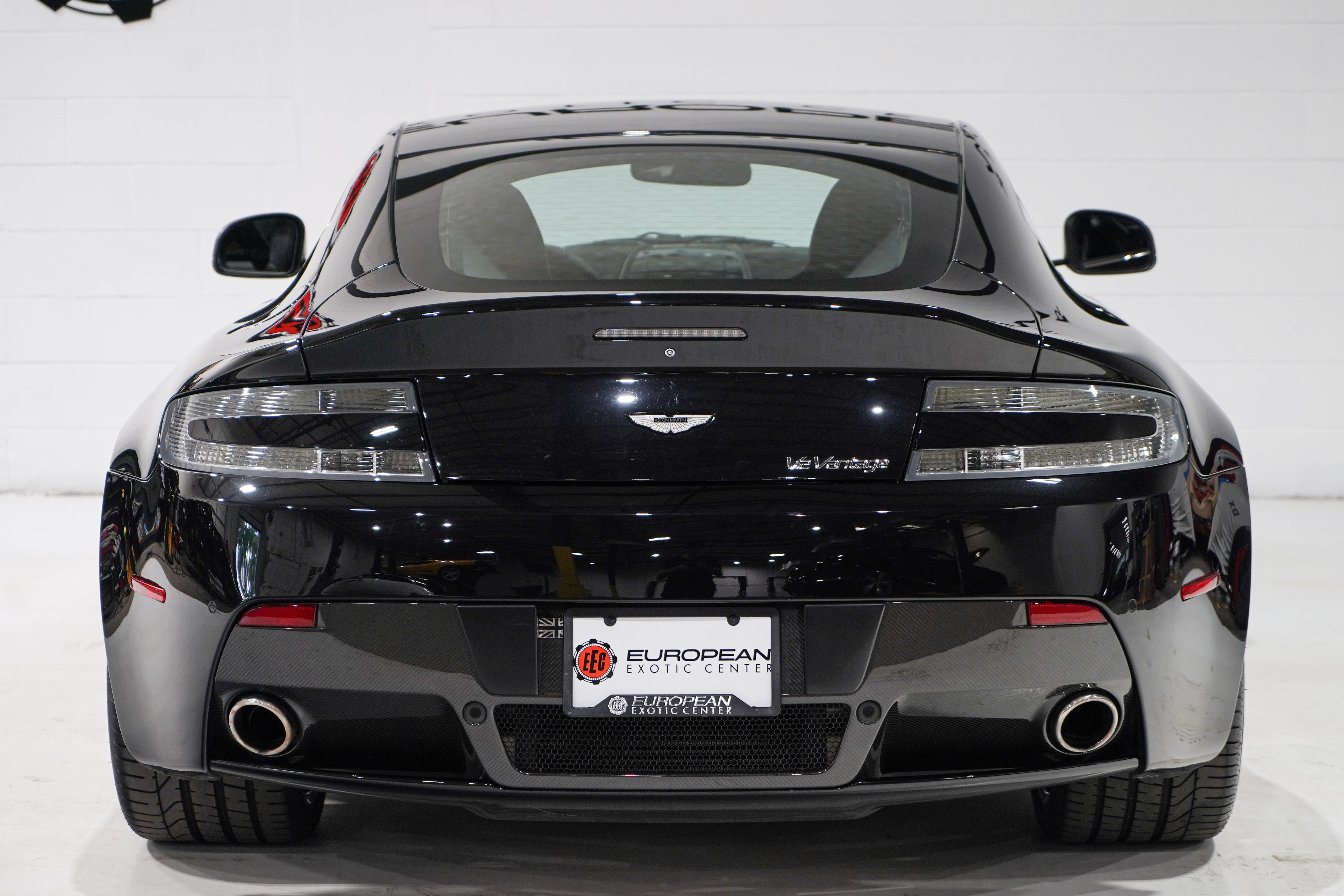 Used 2011 Aston Martin V12 Vantage Carbon Black RWD image 3