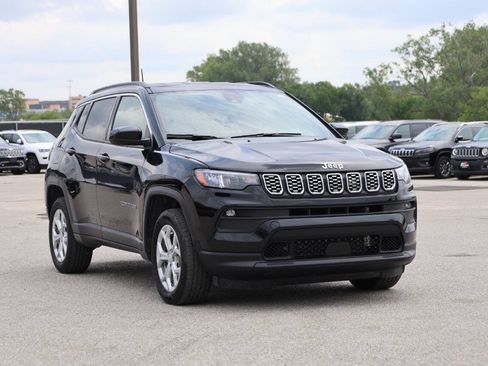 Used 2024 Jeep Compass Latitude AWD/4WD image 4
