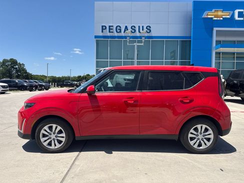 Used 2024 Kia Soul LX FWD image 2