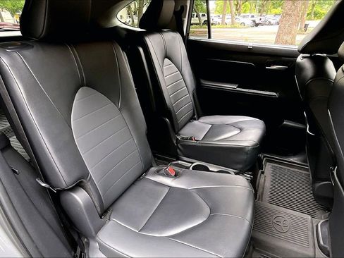 Used 2025 Toyota Highlander XLE AWD/4WD image 22