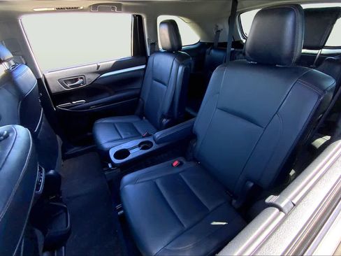 Used 2019 Toyota Highlander XLE AWD/4WD image 20
