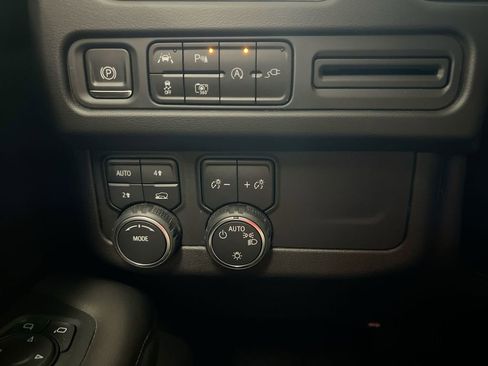 Used 2022 Chevrolet Tahoe LT w/ Luxury Package AWD/4WD image 18