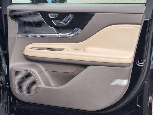 Used 2022 Lincoln Corsair Standard w/ Equipment Group 101A image 10