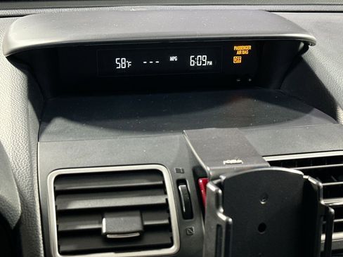 Used 2017 Subaru Crosstrek 2.0i Premium w/ Moonroof Package image 29