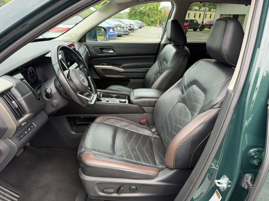 Used 2022 Nissan Pathfinder Platinum w/ Lighting Package (N92) AWD/4WD image 16