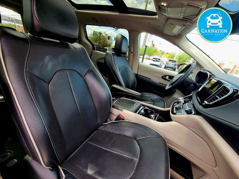 Used 2023 Chrysler Pacifica Limited image 13