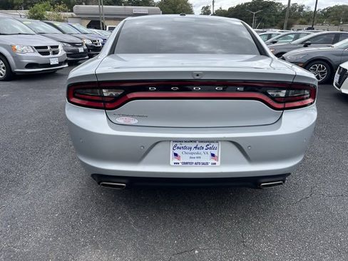 Used 2019 Dodge Charger SXT image 9