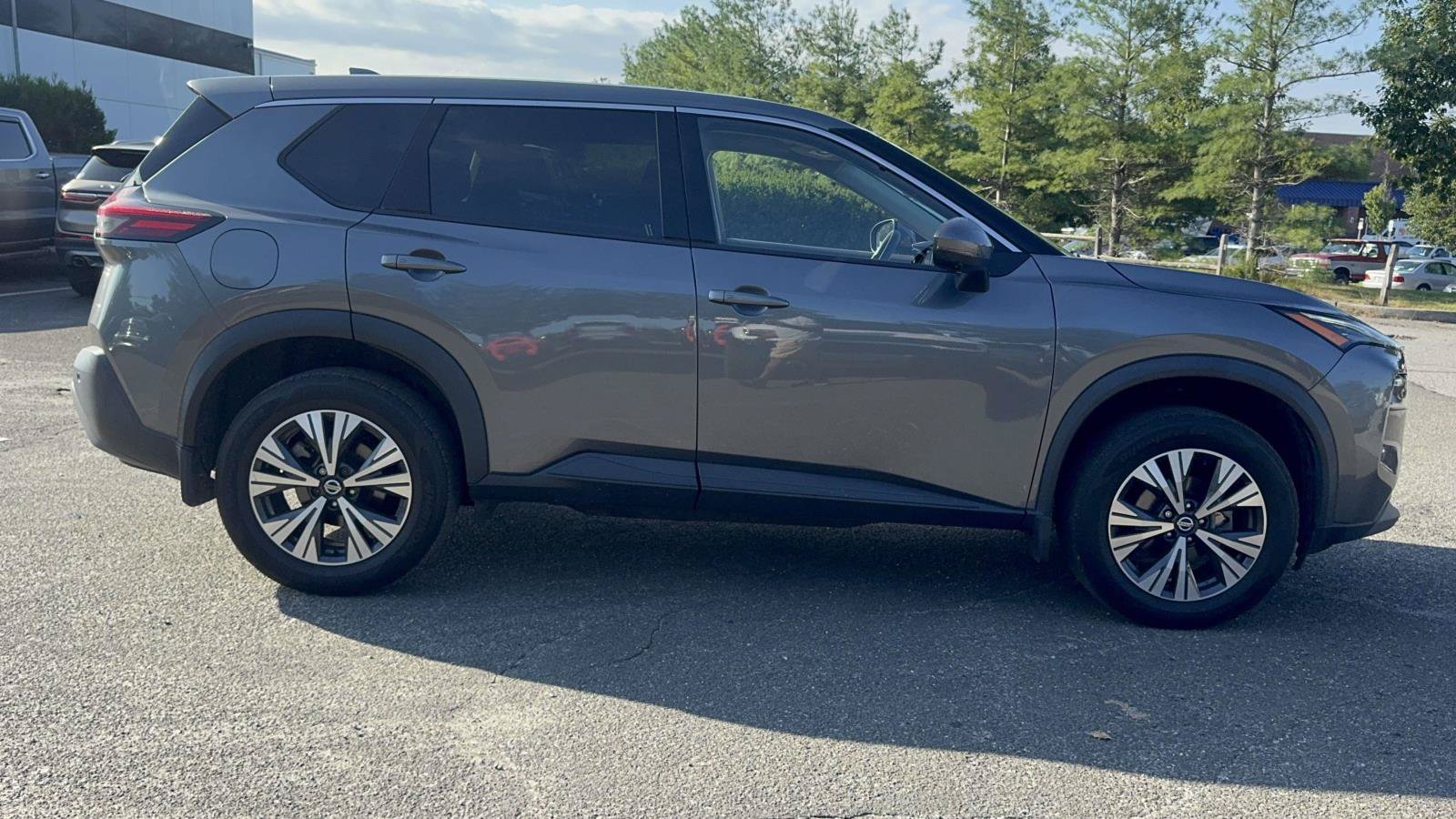 Used 2021 Nissan Rogue SV AWD/4WD image 3