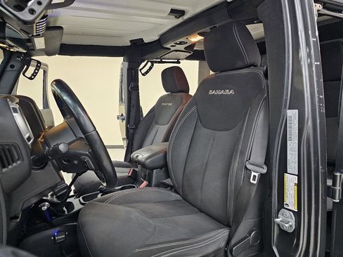 Used 2017 Jeep Wrangler Unlimited Sahara w/ Connectivity Group image 17