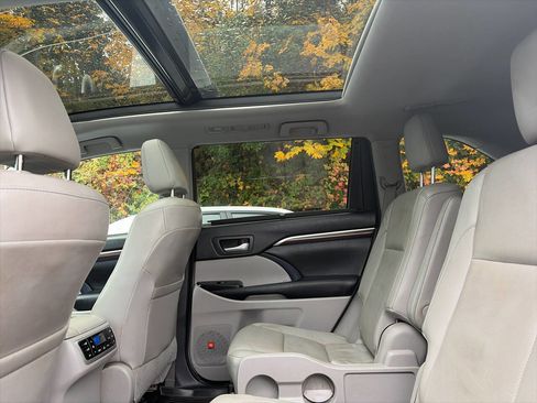 Used 2015 Toyota Highlander Limited Platinum image 22