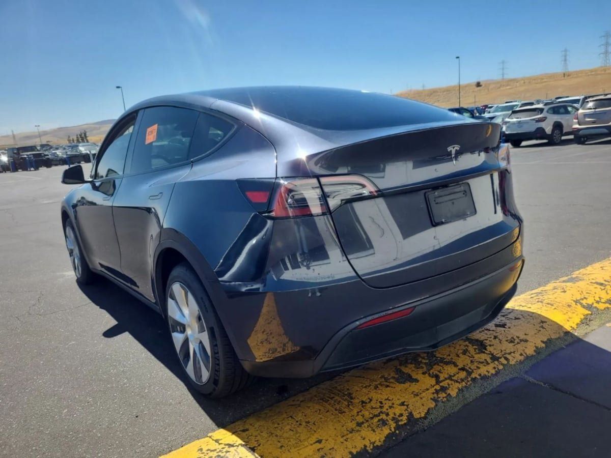 Used 2024 Tesla Model Y Long Range AWD/4WD image 2