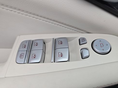 Used 2025 BMW X7 M60i w/ Executive Package image 29