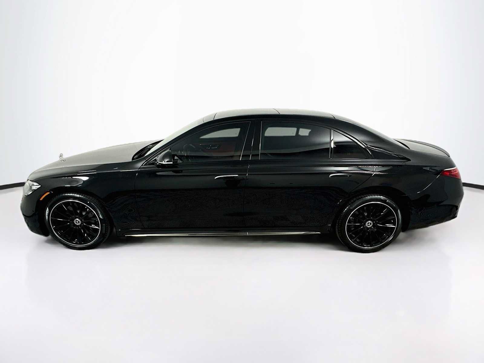 Used 2025 Mercedes-Benz S 580 4MATIC Sedan image 2