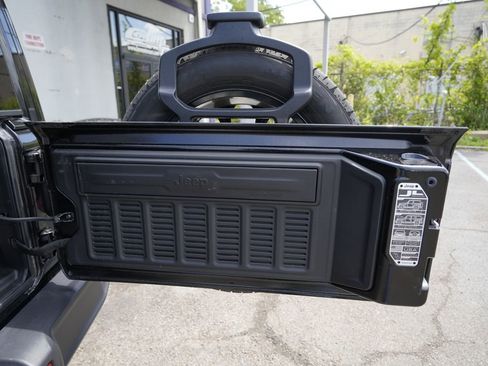 Used 2025 Jeep Wrangler Unlimited Sahara w/ Safety Group AWD/4WD image 16