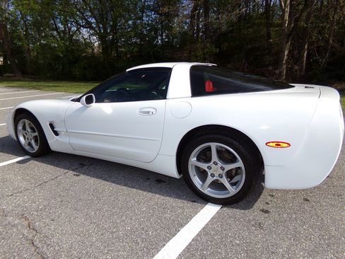 Used 2000 Chevrolet Corvette Coupe w/ Roof Pkg RWD image 10