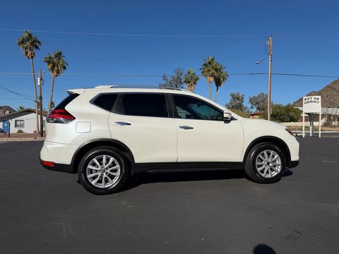 Used 2017 Nissan Rogue SV image 4