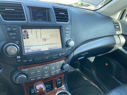 Used 2012 Toyota Highlander Limited w/ Tow Pkg AWD/4WD image 13