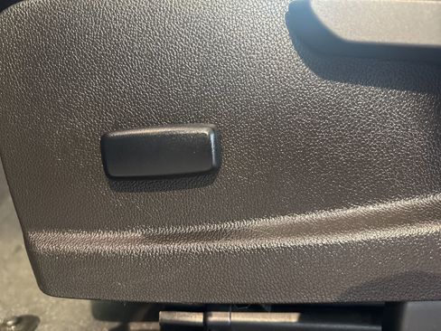 Used 2022 Chevrolet Colorado LT w/ LT Convenience Package image 18