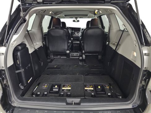 Used 2015 Toyota Sienna SE FWD image 7