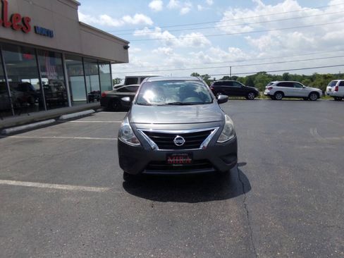 Used 2019 Nissan Versa SV FWD image 3