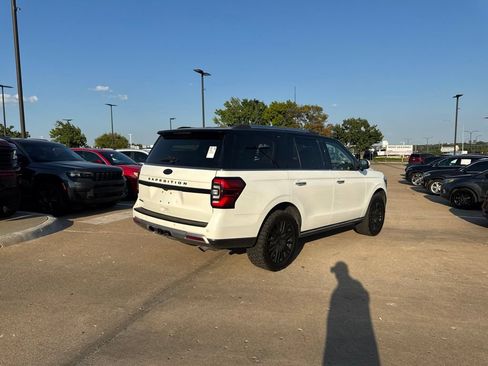 Used 2023 Ford Expedition Limited RWD image 3