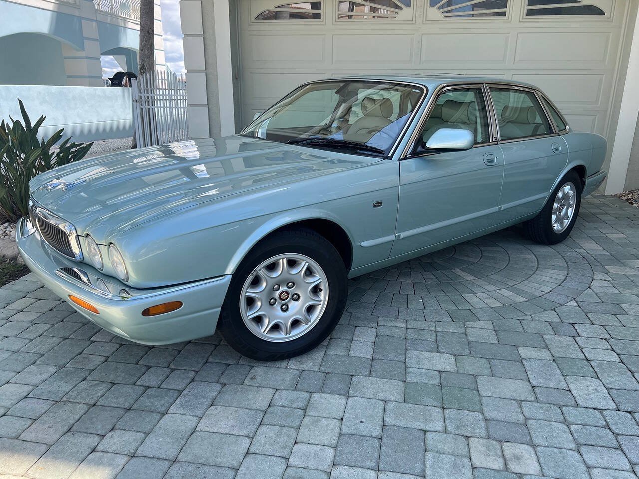 Used 2003 Jaguar XJ8 RWD image 3