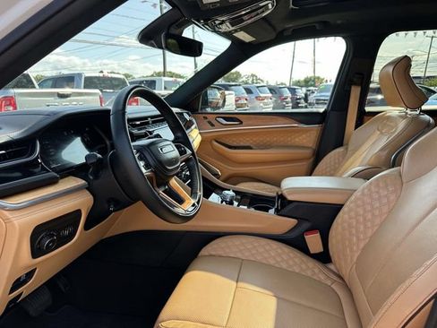 Used 2023 Jeep Grand Cherokee L Summit AWD/4WD image 8
