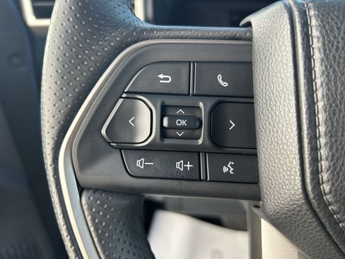 Used 2025 Toyota 4Runner SR5 AWD/4WD image 23