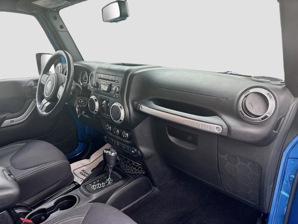 Used 2015 Jeep Wrangler Unlimited Sahara w/ Connectivity Group AWD/4WD image 25