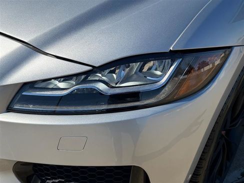Used 2019 Jaguar F-PACE S image 21