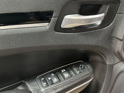 Used 2019 Chrysler 300 S image 20