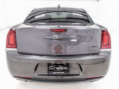 Used 2021 Chrysler 300 Touring w/ Sport Appearance Package RWD image 7