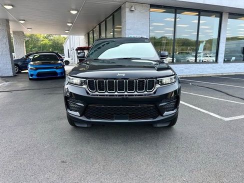 Used 2025 Jeep Grand Cherokee Laredo X w/ Luxury Tech Group I image 2