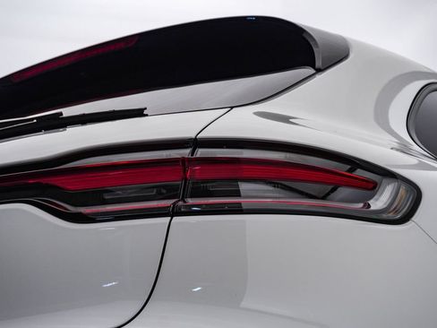 Certified 2026 Porsche Macan AWD/4WD image 12