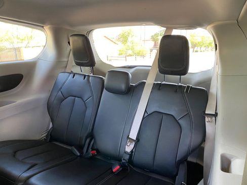 Used 2024 Chrysler Pacifica Limited FWD image 36