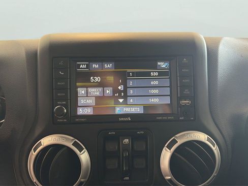 Used 2016 Jeep Wrangler Unlimited Rubicon w/ Dual Top Group AWD/4WD image 18