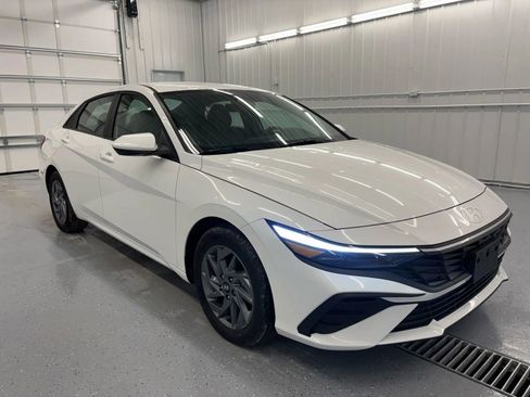 Used 2024 Hyundai Elantra SEL image 13