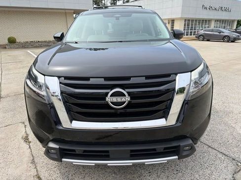 Used 2023 Nissan Pathfinder SL FWD image 3